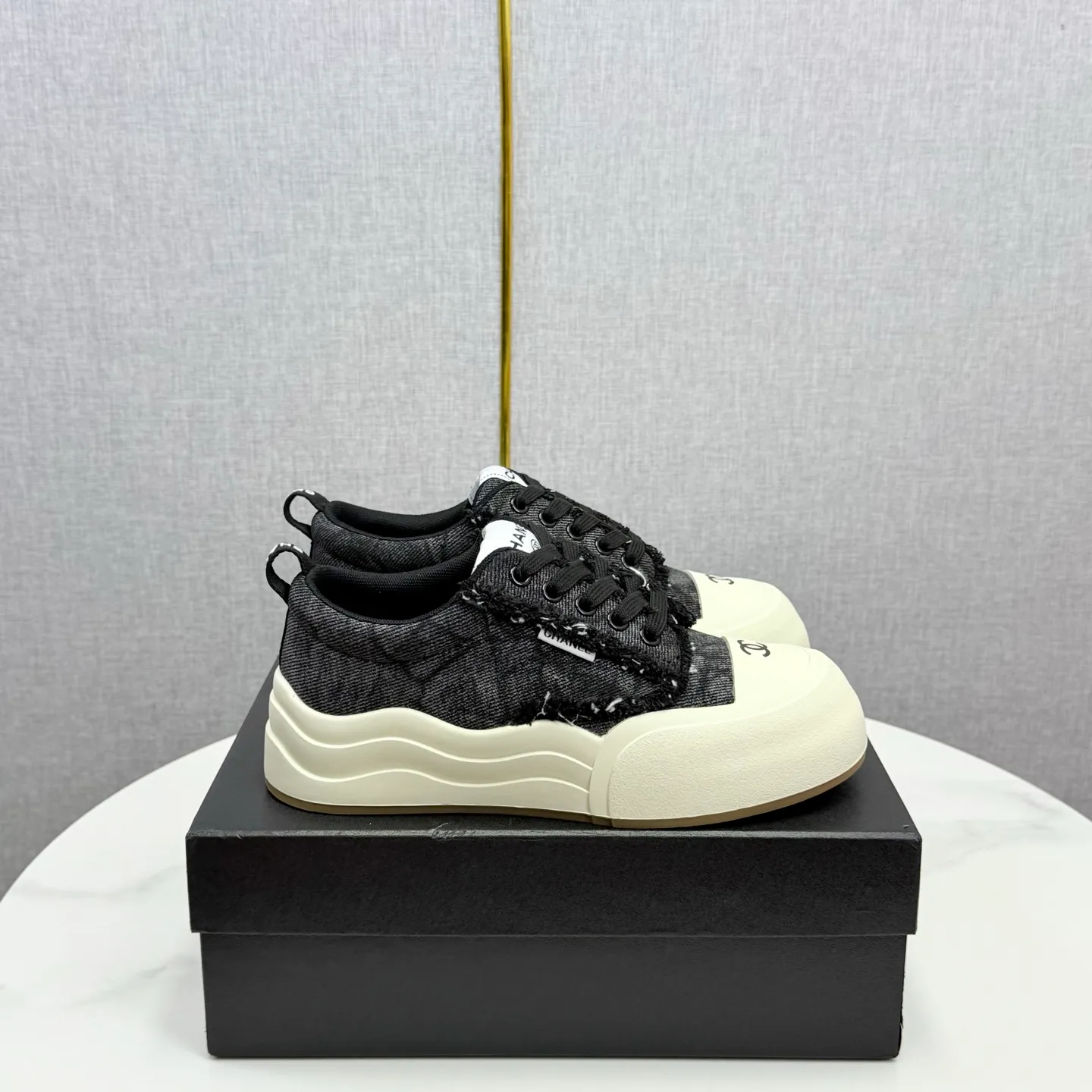 👟👟Ex-factory price 600👟👟Chanel Panda Shoes! 2025 counter's top casual sports shoes, this classic design; the upper is in the style of electric embroidery with various techniques; the outsole is fashionable and sporty; the unusual inclusion of a variety of color matching elements... The diversified mix and match is very good-looking and versatile, and can be used for leisure, fashion, sports, and outdoor... ꫛꫀꪝ Go➫ Materials: ❶Upper made of: original imported first-layer silk cowhide + original version waterproof cloth + original first-layer cowhide ❷Inner lining: Original Yangli+wang ❸ Outsole based on: Original TPU combination outsole Counter boutique packaging complete set for women 35–41